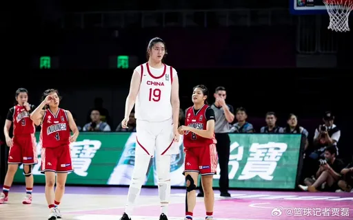 228公分「女姚明」太狂!首次打國際賽 「最慘身高差」照片曝光