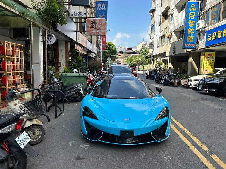 千萬超跑離譜駕駛，拒絕酒測被開單後也不移車。民眾提供