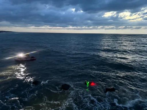 桃園竹圍岸邊戲水遭沖外海 1家3口共拉1個救生圈獲救