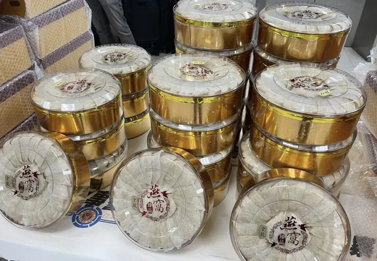 周姓夫妻假摔後所購買的燕窩、中藥材堆滿家中，等待變賣。刑事局提供