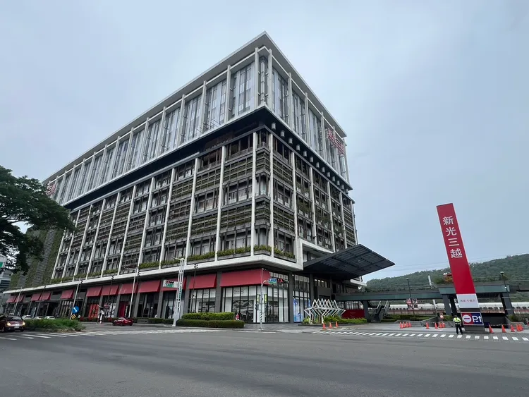 左營高鐵特區有著3鐵3百貨機能，成為左營區房市發展核心。葉家銘攝