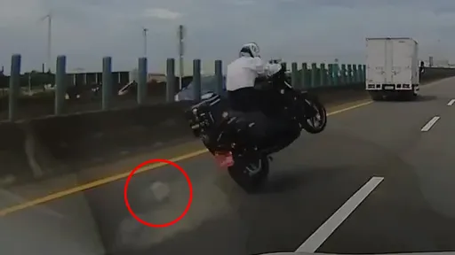 快速道飛石「一顆星」擊落重機騎士 影片曝光!網驚呼太準了