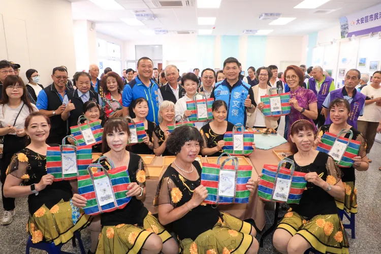 社區媽媽製作環保袋慶祝市民活動中心完工。市府提供