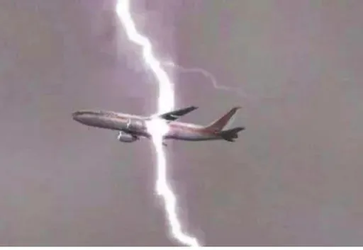 謝長廷搭機赴日「被轟天雷打到」恐怖畫面曝光!嚇喊要交代遺言