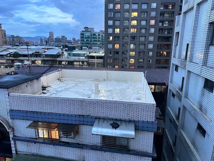 嫌犯將藏有衝鋒槍的黑色包包丟到遮雨棚上藏匿，躲避警方查緝。翻攝畫面