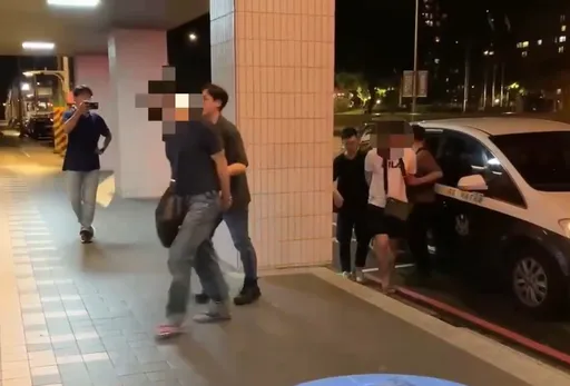 大樓開毒趴引鄰不滿狂檢舉 蛇鼠一窩!警攻堅逮17人都有「這身分」還驚見MP5衝鋒槍