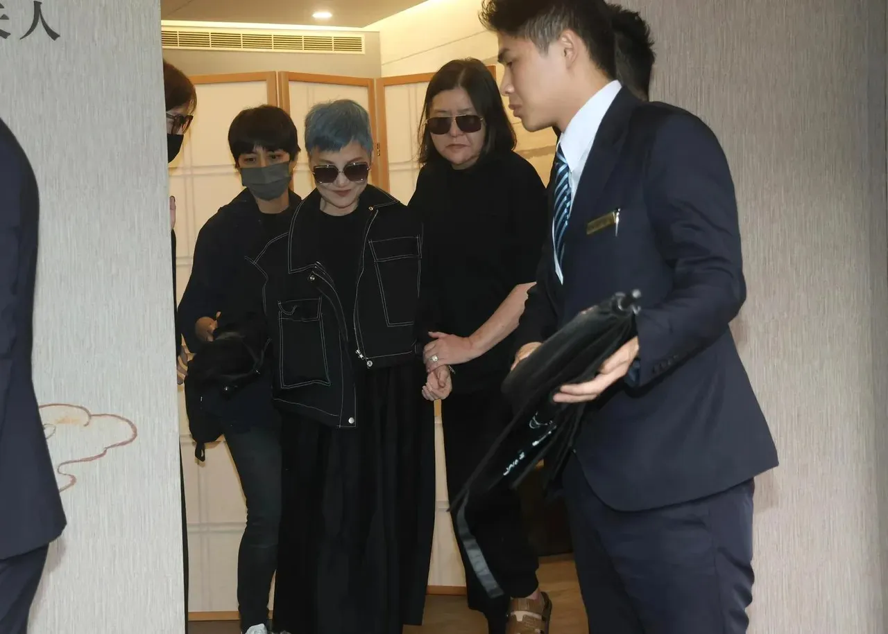 張小燕在寬姐護送下離開。