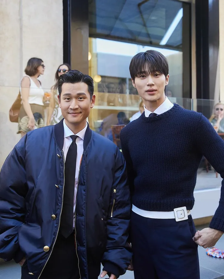 周興哲（左）在PRADA秀場與邊佑錫合影。翻攝周興哲IG