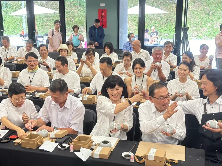 參加者有志一同身穿白衣，與市長侯友宜、區長周慶珍一起將祈福話語封入茶甕中。曾佳俊攝