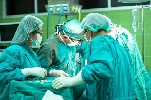 孕婦急性胰臟炎!醫急剖腹「1000c.c.奶茶腹水」狂流出 8徵兆注意
