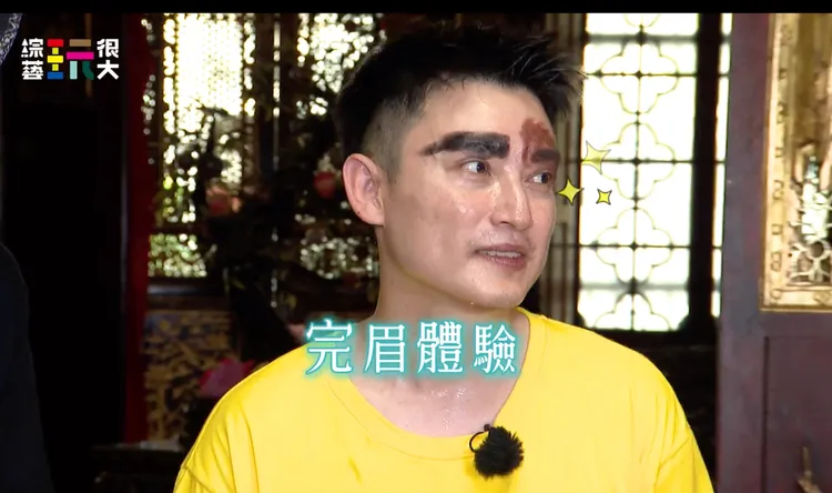 Eason被人工紋眉。好看娛樂提供