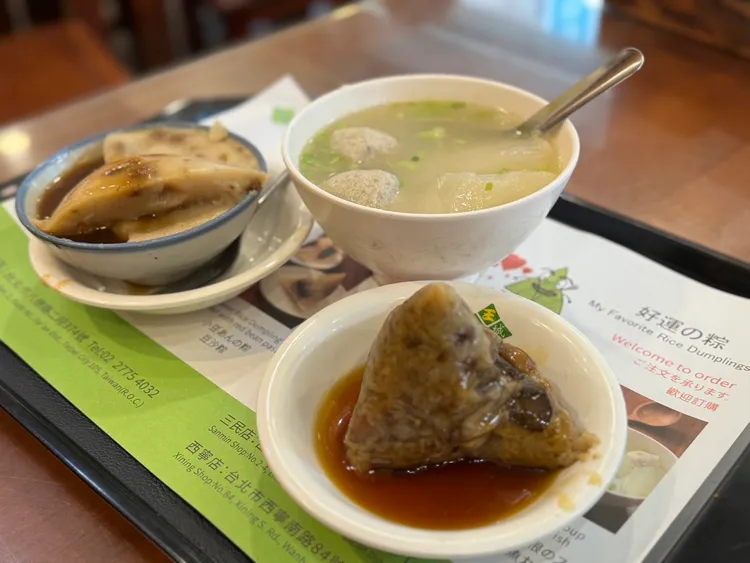 黃仁勳品嚐王記府城的肉粽、碗粿及魚丸湯。特勤中心攝