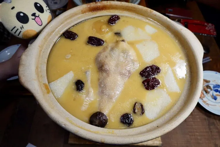 黃仁勳最愛的「春韭」招牌菜黃金雞湯。翻攝貓大爺粉絲團