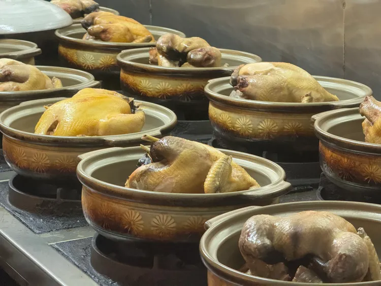 黃仁勳帶一家人造訪的「驥園川菜餐廳」，品嚐砂鍋雞湯。壹蘋新聞網攝