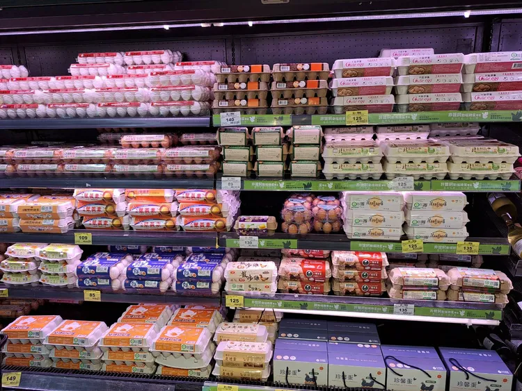 家樂福冷藏籠飼蛋與非籠飼蛋折扣介於85到9折。業者提供