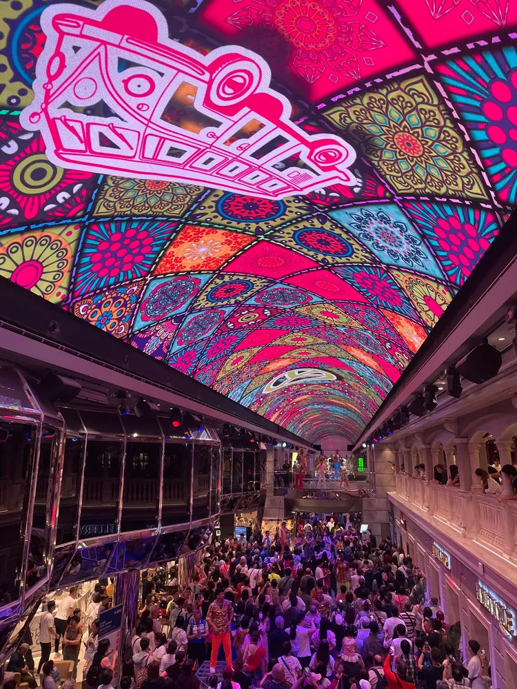 遊客在標誌性榮耀大道上享受歡樂海上假期。業者提供