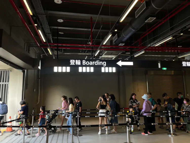 5400名旅客依序登上 MSC 榮耀號。業者提供