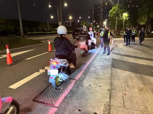 中和警联手环保局深夜扩检 告发11件改装噪音车外抓2无照驾驶