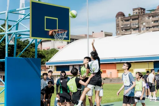 南山高中籃球隊擔任三對三籃球賽魔王關主 教練現場教民眾打球