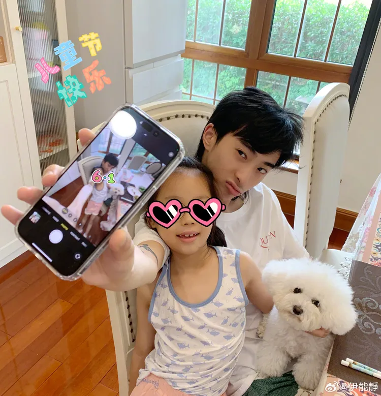 庾恩利和同母異父的妹妹米粒相處融洽。翻攝伊能靜微博