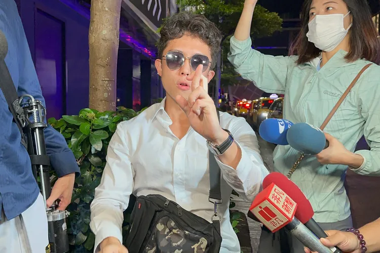 孫安佐上周六前往信義區夜店，坐在路邊抽菸，面對粉絲比出《咒術迴戰》五條悟的領域展開手勢。特勤中心攝