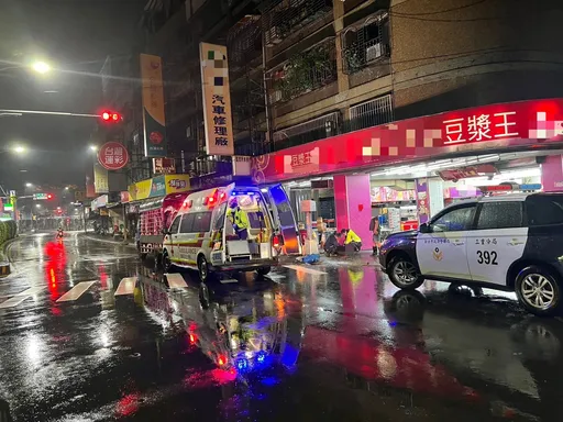 驚險畫面曝光!機車騎士連人帶車衝進豆漿店 疑闖紅燈遭貨車攔腰撞飛