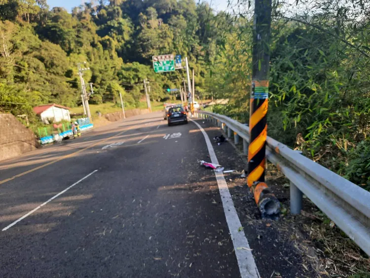 電桿被撞斷，重機前輪斷裂滑到對向火燒車。民眾提供