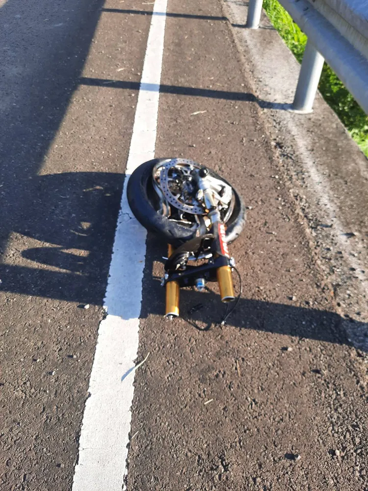 重機前輪斷裂噴飛。民眾提供