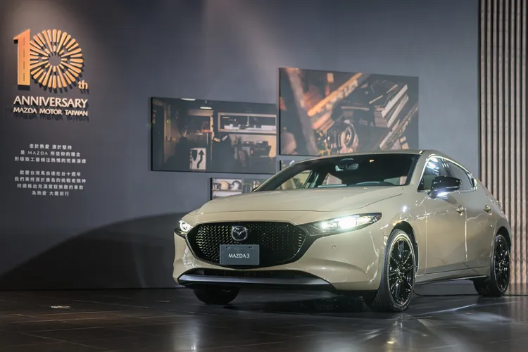 MAZDA3 20S Premium限時配備含12具揚聲器的BOSE環繞音響系統，並以四門售價維持94.8萬元，五門車型調整售價2萬元的期間限定價93.8萬元，現場Retro Sports Edition車型7月底前期間現定價98.8萬元。業者提供