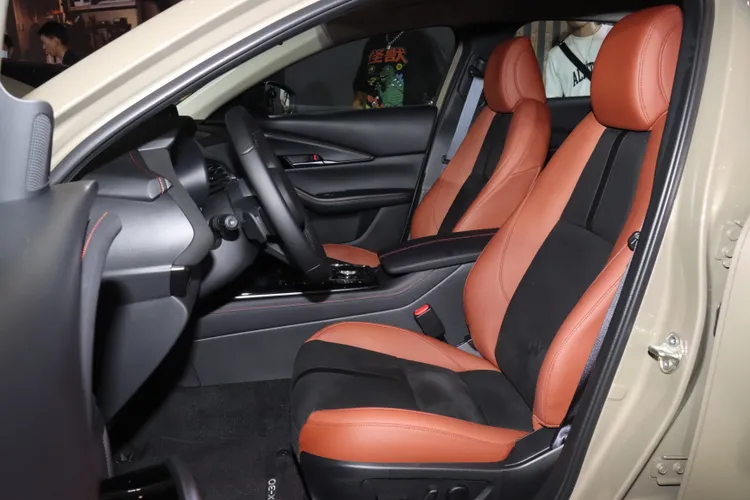 Retro Sports Edition車型內裝採用黑色Leganu麂皮質感搭配「赤陶紅」雙色運動化座椅，輔以「赤陶紅」縫線點綴槍色環艙內飾。林浩昇攝