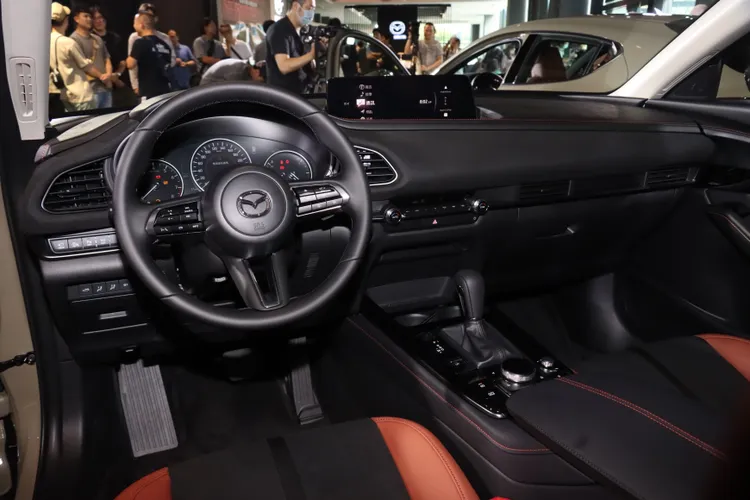 CX-30 Retro Sports Edition車型將Leganu麂皮運用於中控台或門飾板，以多層次設計堆疊凸顯日本匠人工藝於細節的考究。林浩昇攝