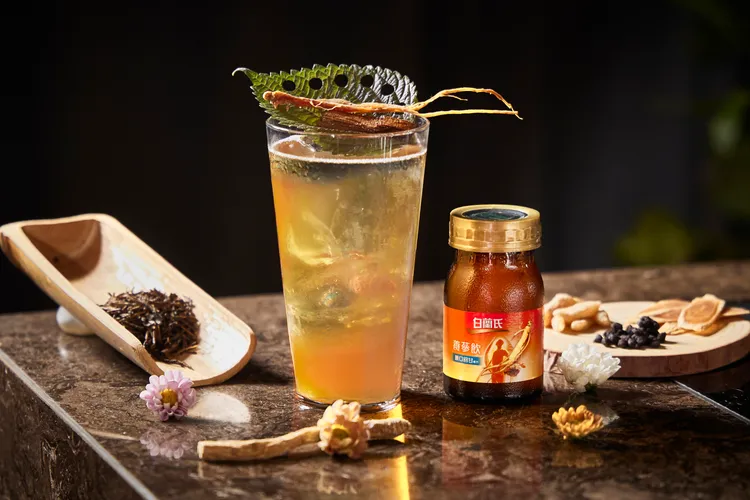 白蘭氏養蔘飲，搭配日式焙茶調製養身特調－「茶禪蔘韻」為品飲者帶來無窮療癒。業者提供