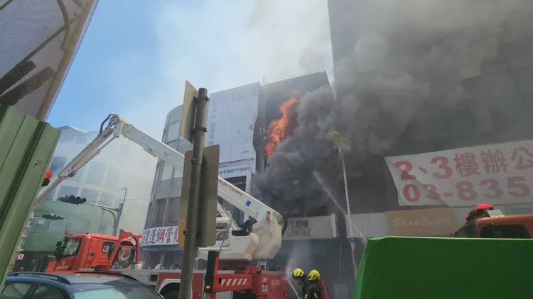 花蓮市公正街今午傳火警現場濃煙密布，警消全力灌救中。民眾提供