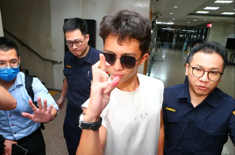 孫安佐交保後比出謎樣手勢。陳建岐攝