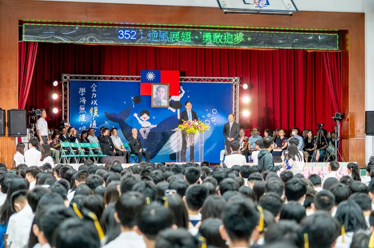 張善政出席復旦高中畢業典禮。桃園市府提供