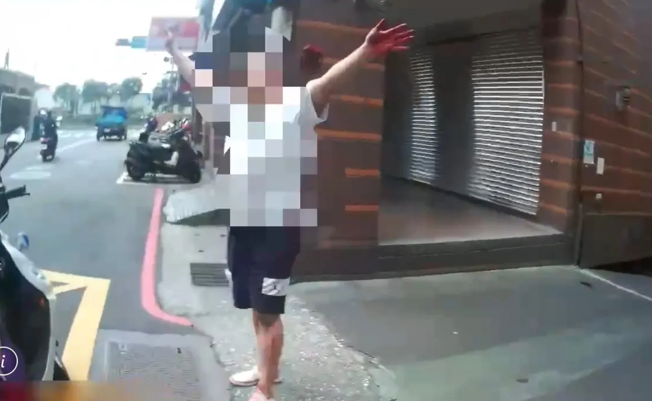 看見警車到場，行兇男子高舉雙手就逮。翻攝畫面