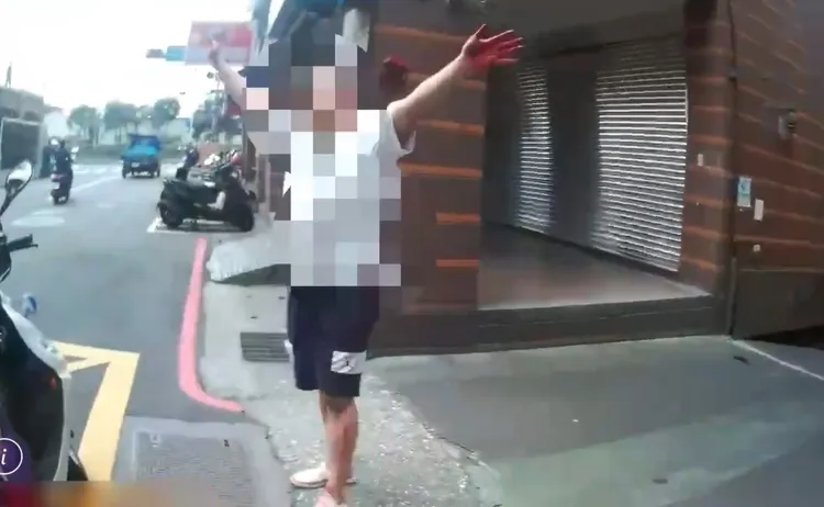 看見警車到場，行兇男子高舉雙手就逮。翻攝畫面