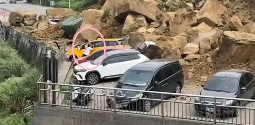 基隆山崩「近距影片」曝光!計程車遭壓 乘客爬窗逃命