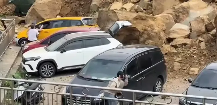 計程車司機幫助女乘客從車窗出來。翻攝畫面