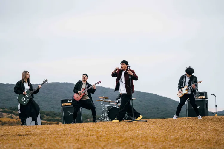 打造歌曲《Never Give Up》與紀實片《Road to Champions 無懼之路》，分別由李洹宇(小忍)、李祈悅導演操刀。