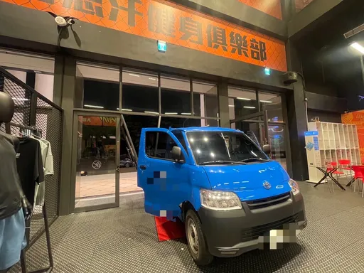 画面曝光!小货车加速「爬梯」直破成吉思汗大门 肇事驾驶否认冲著馆长来