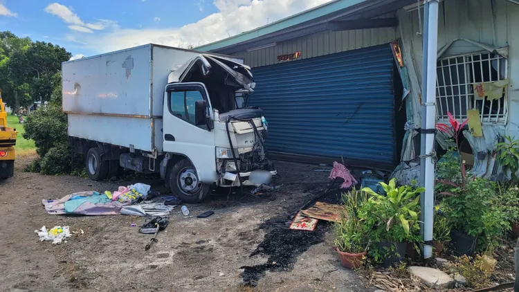 小貨車自撞路樹後在衝入鐵皮屋前。警方提供