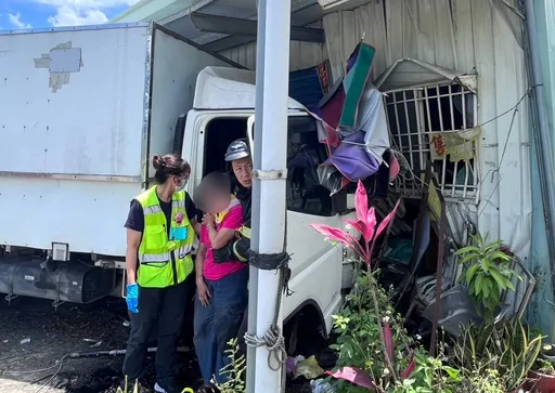 台东小货车撞倒路树　冲入路旁店家2人伤