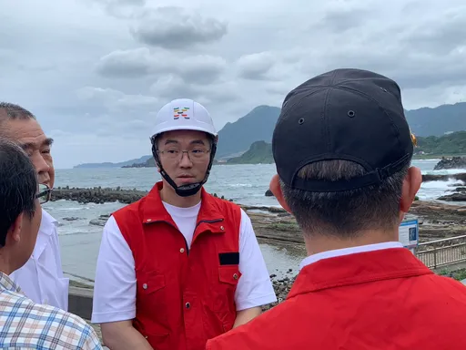 基隆潮境公园大面积山崩!压毁多车酿2人伤 谢国梁赶赴现场