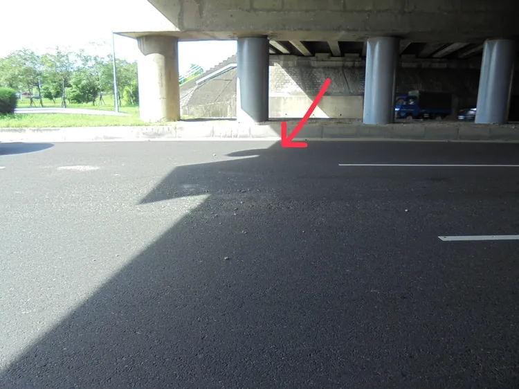 路面也被壓壞。讀者提供