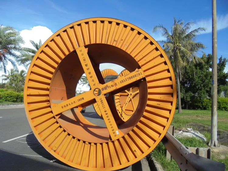 鋼捲上印有重量約1.2公噸，幸事發時為空桶，未纏繞電纜，衝擊隨之大減。讀者提供