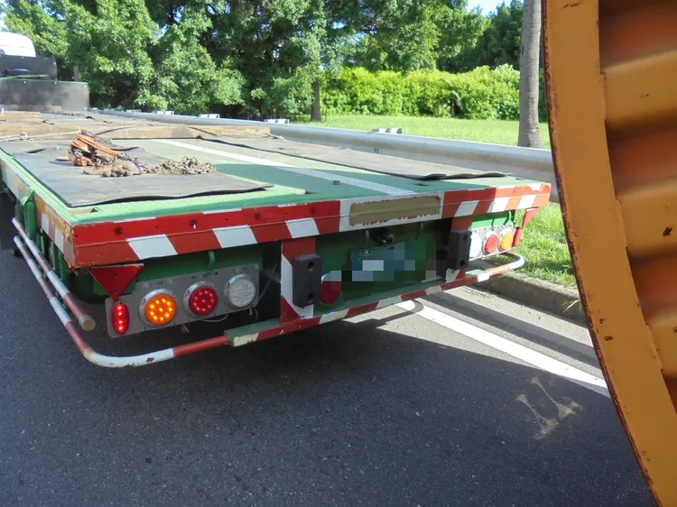 大貨車超高8公分闖禍。讀者提供