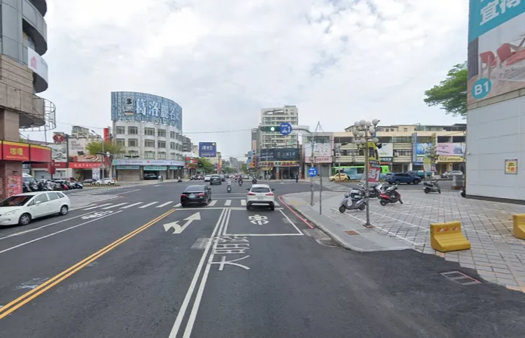 大明路接近國光路時變為2線車道，內車道並無禁行機車，卻規定機車要兩段式左轉。翻攝Google街景