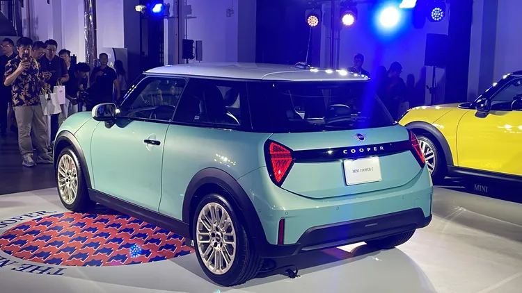 新世代MINI Cooper率先發表C與S兩種動力版本， C搭載1.5升引擎輸出最大156hp(圖)，而S採用2.0升引擎輸出最強204hp。林浩昇攝
