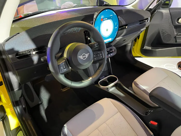 車艙中新一代OLED中控圓形螢幕直徑達24公分，並搭載全新車載系統MINI Operating System 9。林浩昇攝